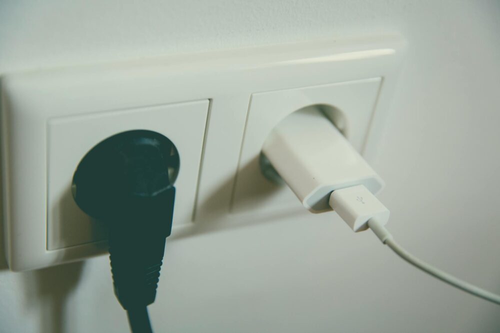 black and white electric plug Energie besparen zonder toegevingen