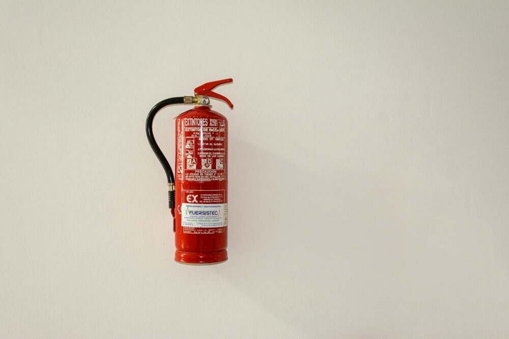 a fire extinguisher hanging on the wall brandveiligheid